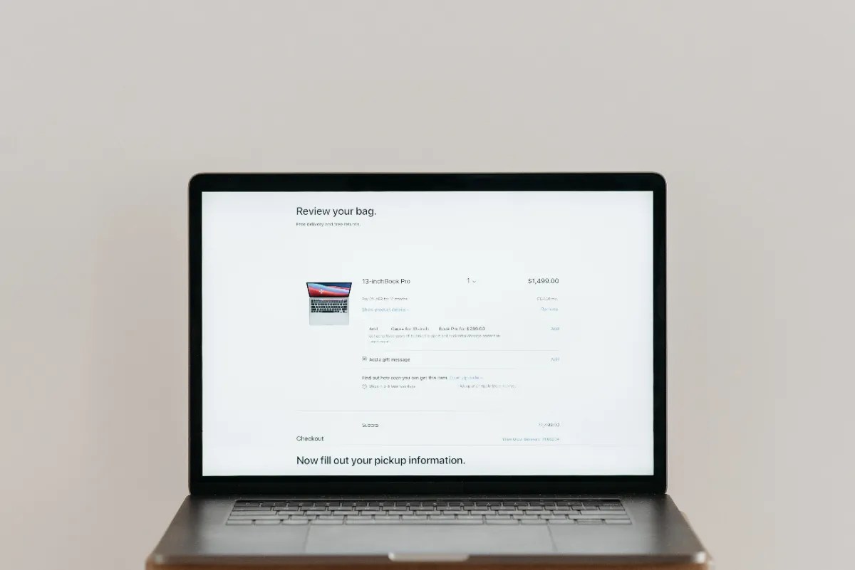 A shopper comparing available offers before confirming an order